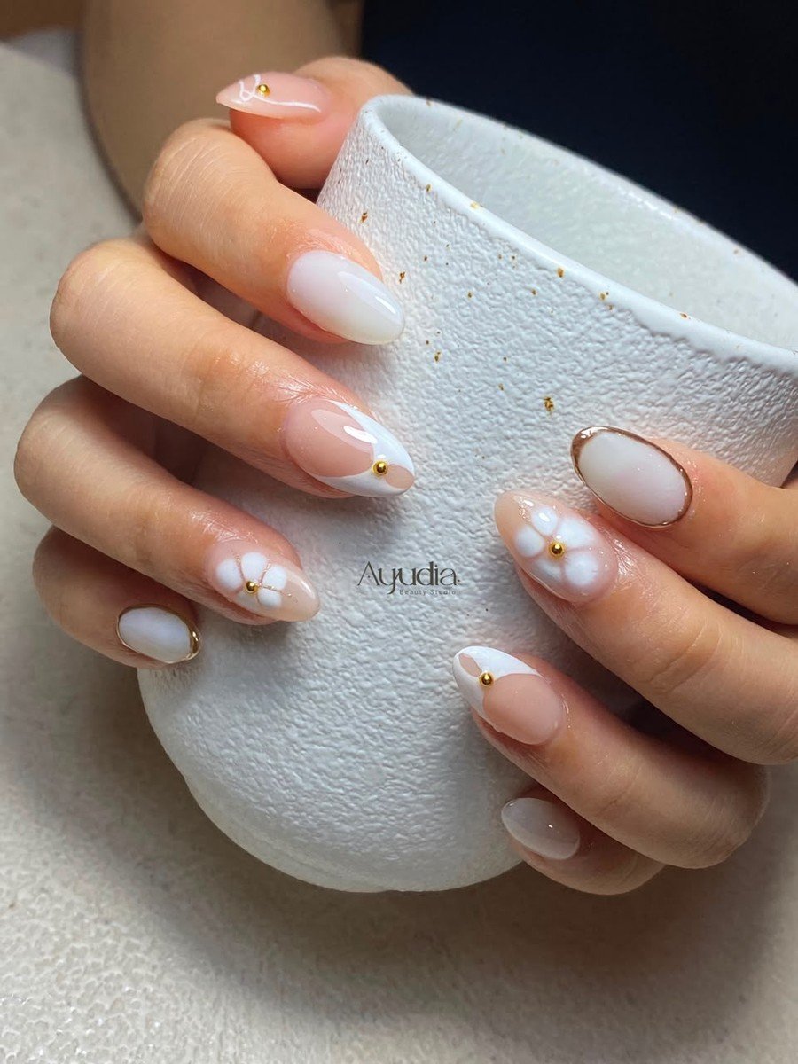 White floral nail art